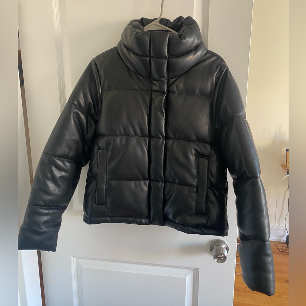 Abercrombie mini-puffer in vegan leather. Rarely worn and in perfect condition.